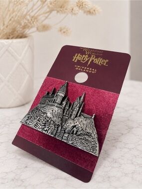 Universal collectible pin Hogwarts Castle Souvenir Pin silver tone metal